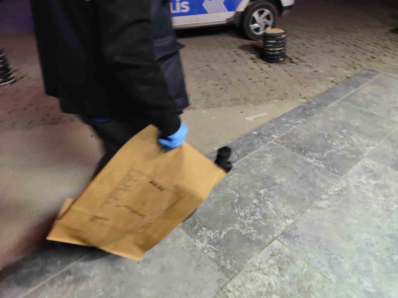 Gürültü yapan esnaf arkadaşını pompalı tüfekle yaraladı