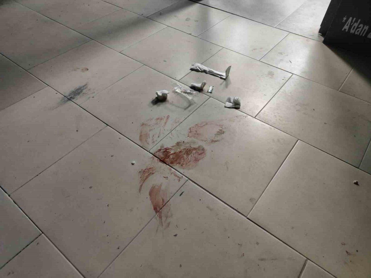 Gürültü yapan esnaf arkadaşını pompalı tüfekle yaraladı