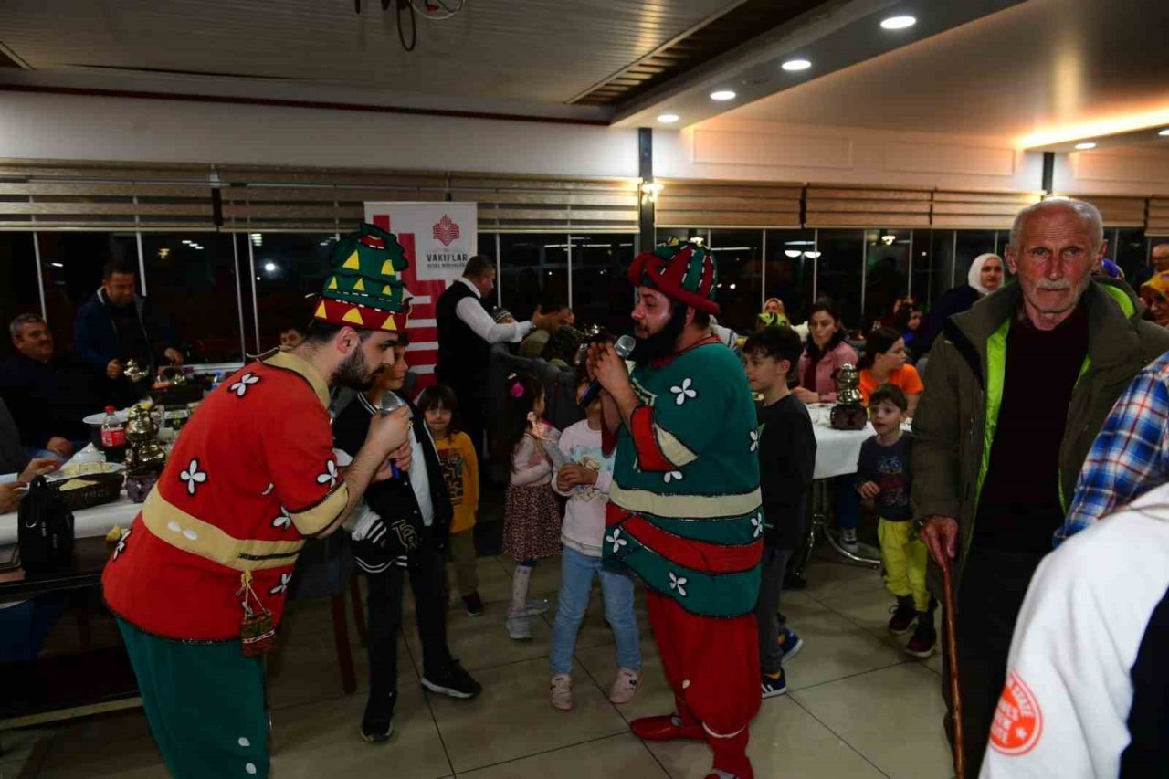 İftar yemeğinde bir araya geldiler, Hacivat-Karagöz oyununu izlediler