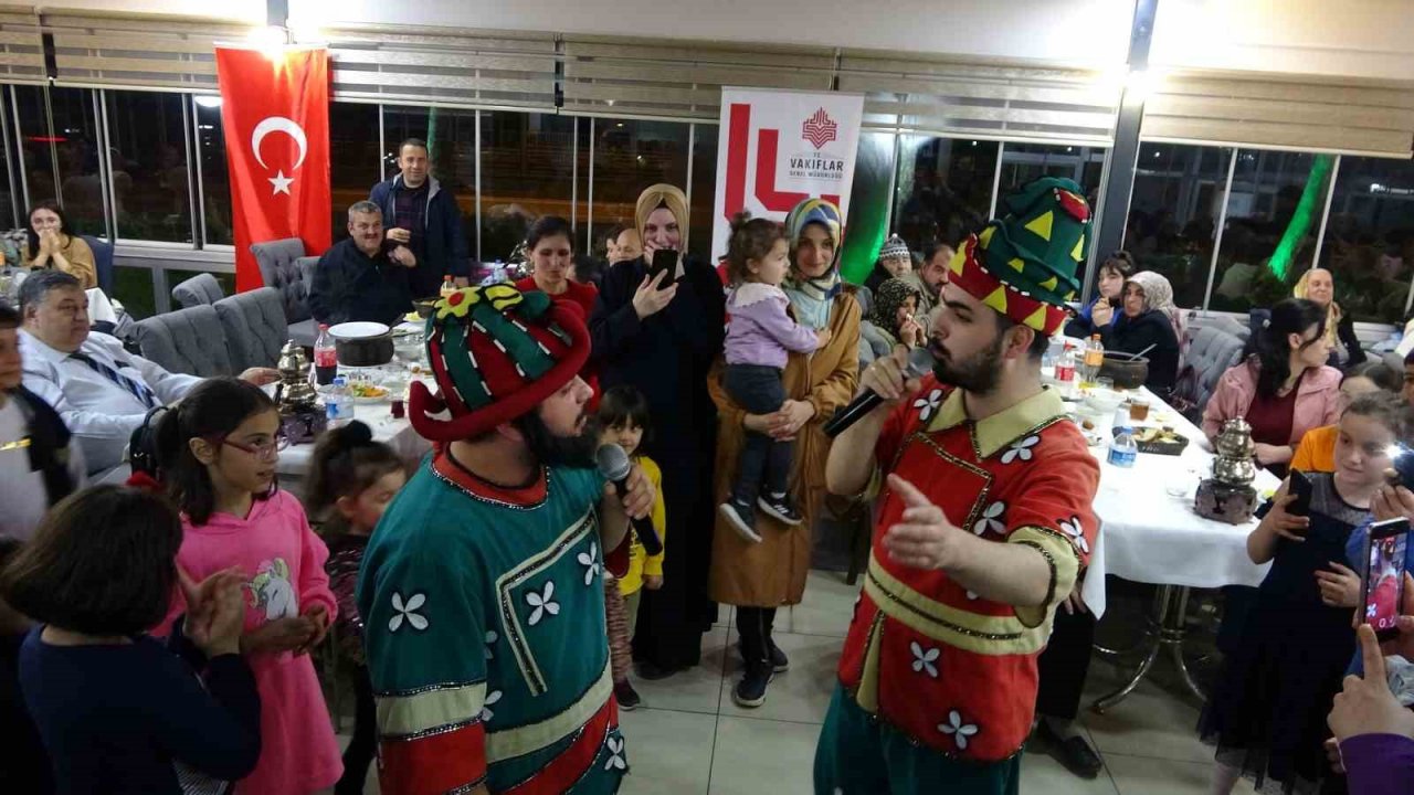 İftar yemeğinde bir araya geldiler, Hacivat-Karagöz oyununu izlediler