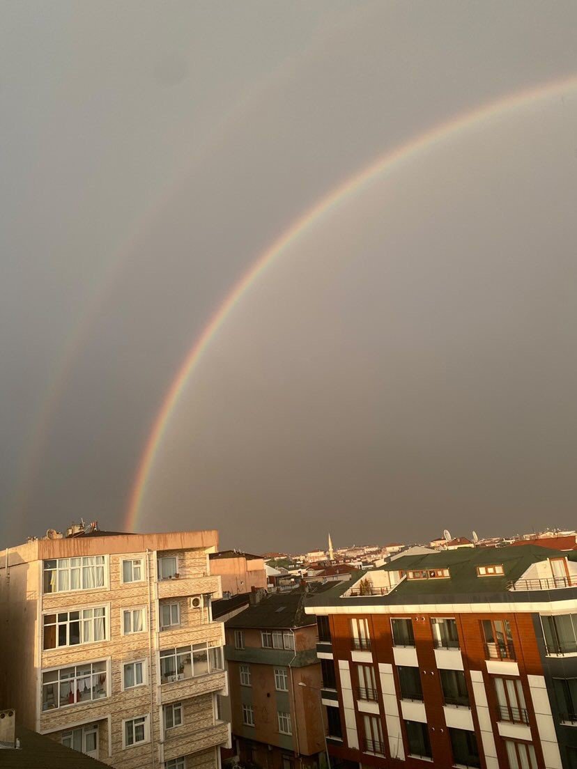 Sağanak yağış sonrası gökkuşağı renkli görüntüler oluşturdu