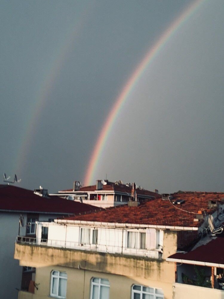Sağanak yağış sonrası gökkuşağı renkli görüntüler oluşturdu