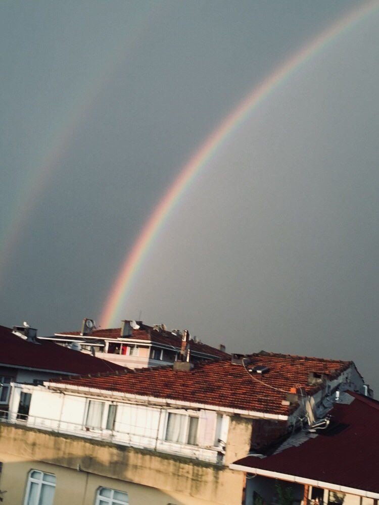 Sağanak yağış sonrası gökkuşağı renkli görüntüler oluşturdu
