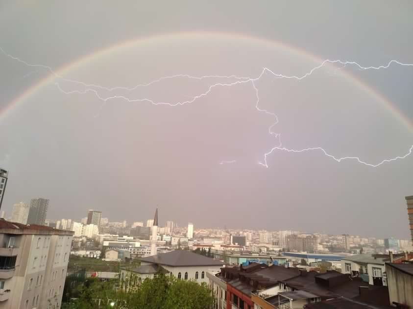 Sağanak yağış sonrası gökkuşağı renkli görüntüler oluşturdu