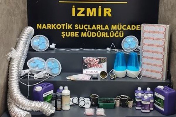 İzmir polisi kilolarca uyuşturucu ele geçirdi