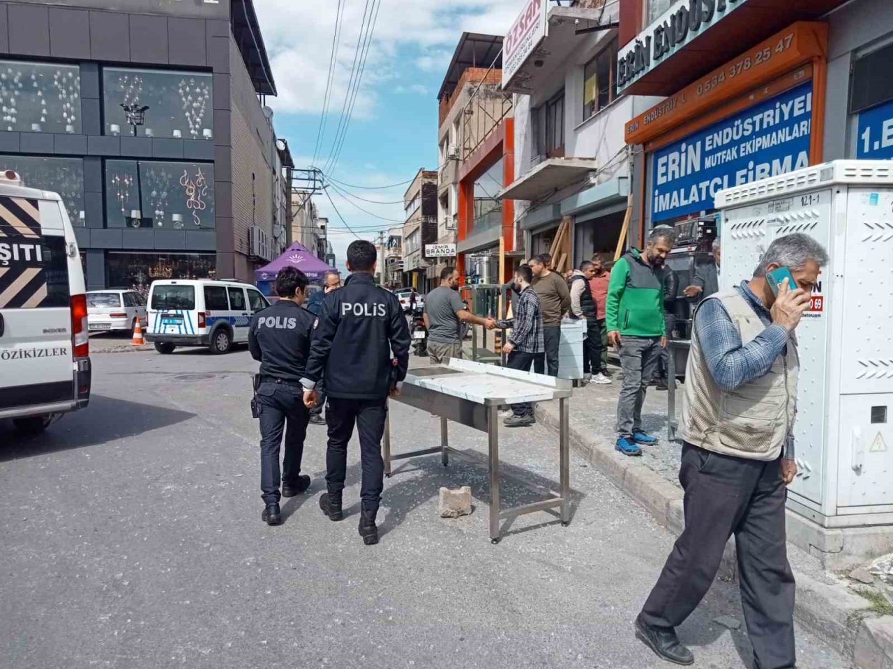 Motosikletli saldırganların 3 kişiyi yaraladığı anlar kameraya yansıdı