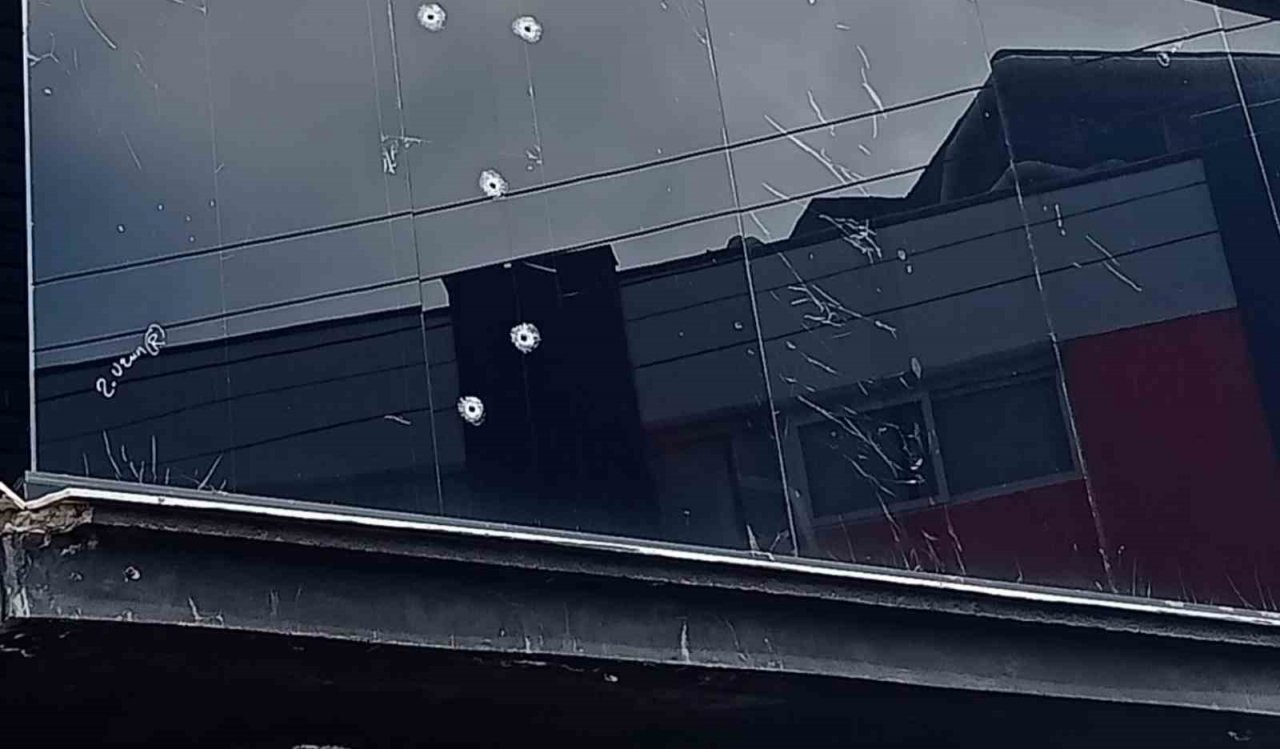 Motosikletli saldırganların 3 kişiyi yaraladığı anlar kameraya yansıdı