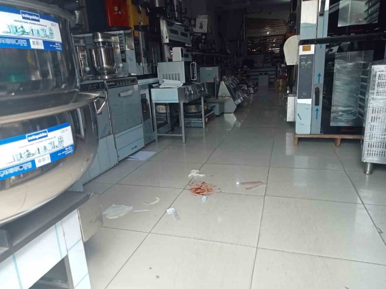 Motosikletli saldırganların 3 kişiyi yaraladığı anlar kameraya yansıdı