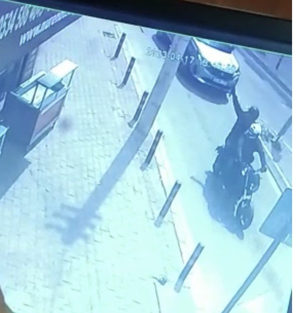 Motosikletli saldırganların 3 kişiyi yaraladığı anlar kameraya yansıdı
