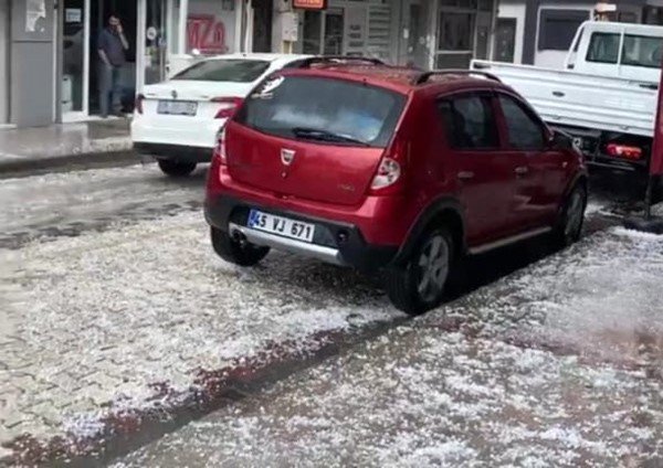 İzmir Menemen’de dolu yağışı etkili oldu