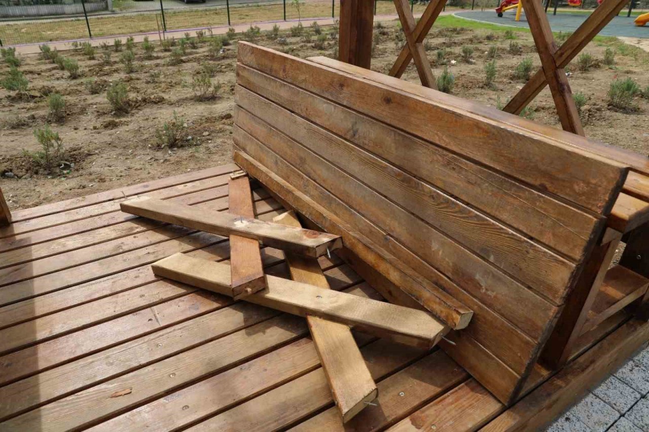 Açılışı yapılmadan park tahrip edildi