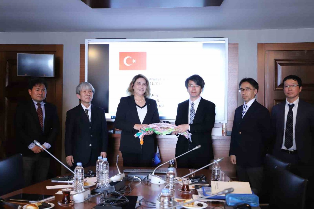 Hiroşima mağduru Japon kız Sadako’nun bin turna kuşlu origami dileği Türk depremzedelere