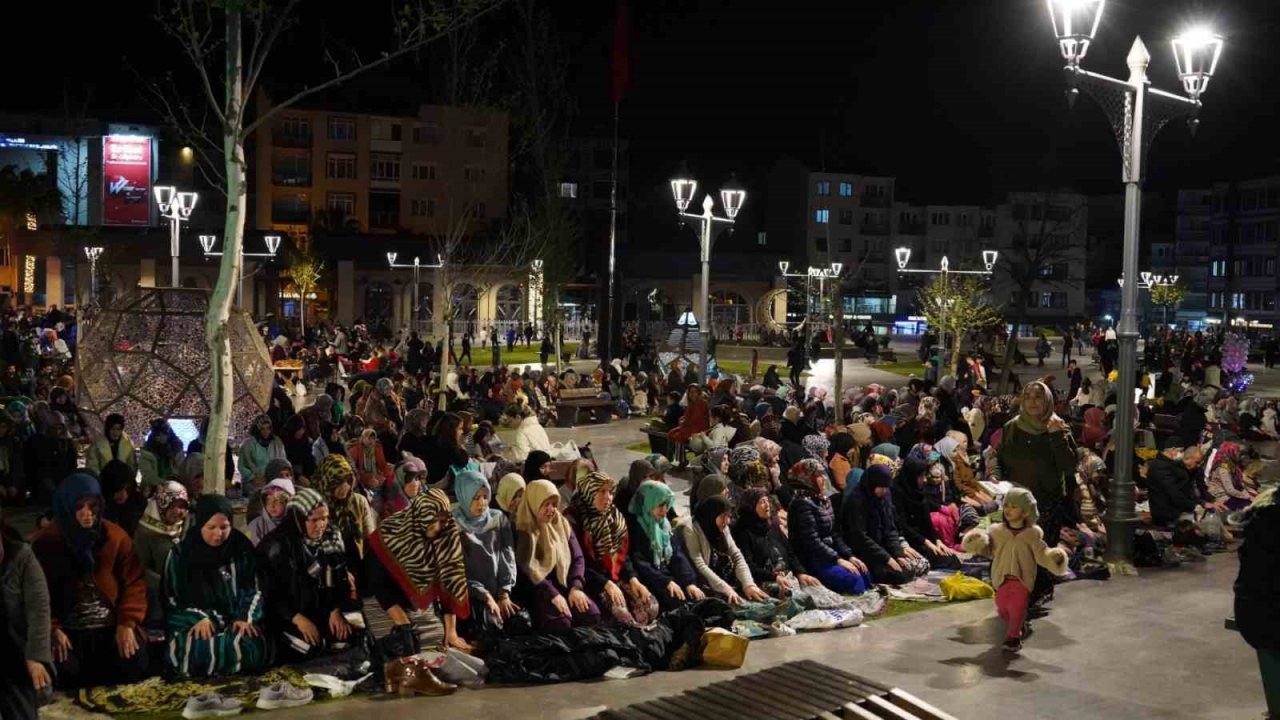 Kadir Gecesi’nde Balıkesir’de camiler doldu taştı