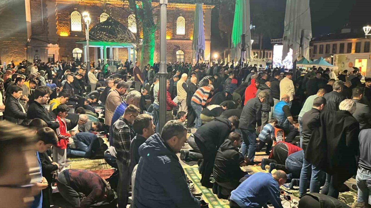 Kadir Gecesi’nde Balıkesir’de camiler doldu taştı