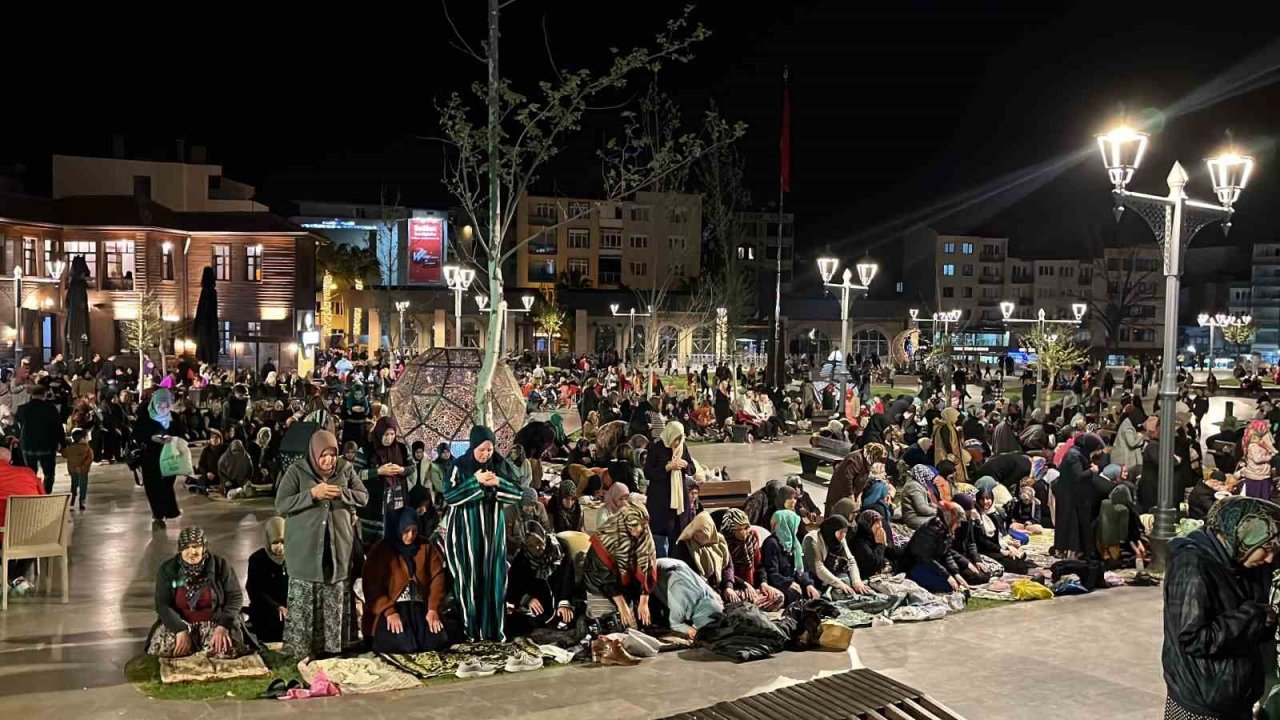 Kadir Gecesi’nde Balıkesir’de camiler doldu taştı