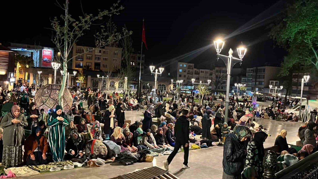 Kadir Gecesi’nde Balıkesir’de camiler doldu taştı