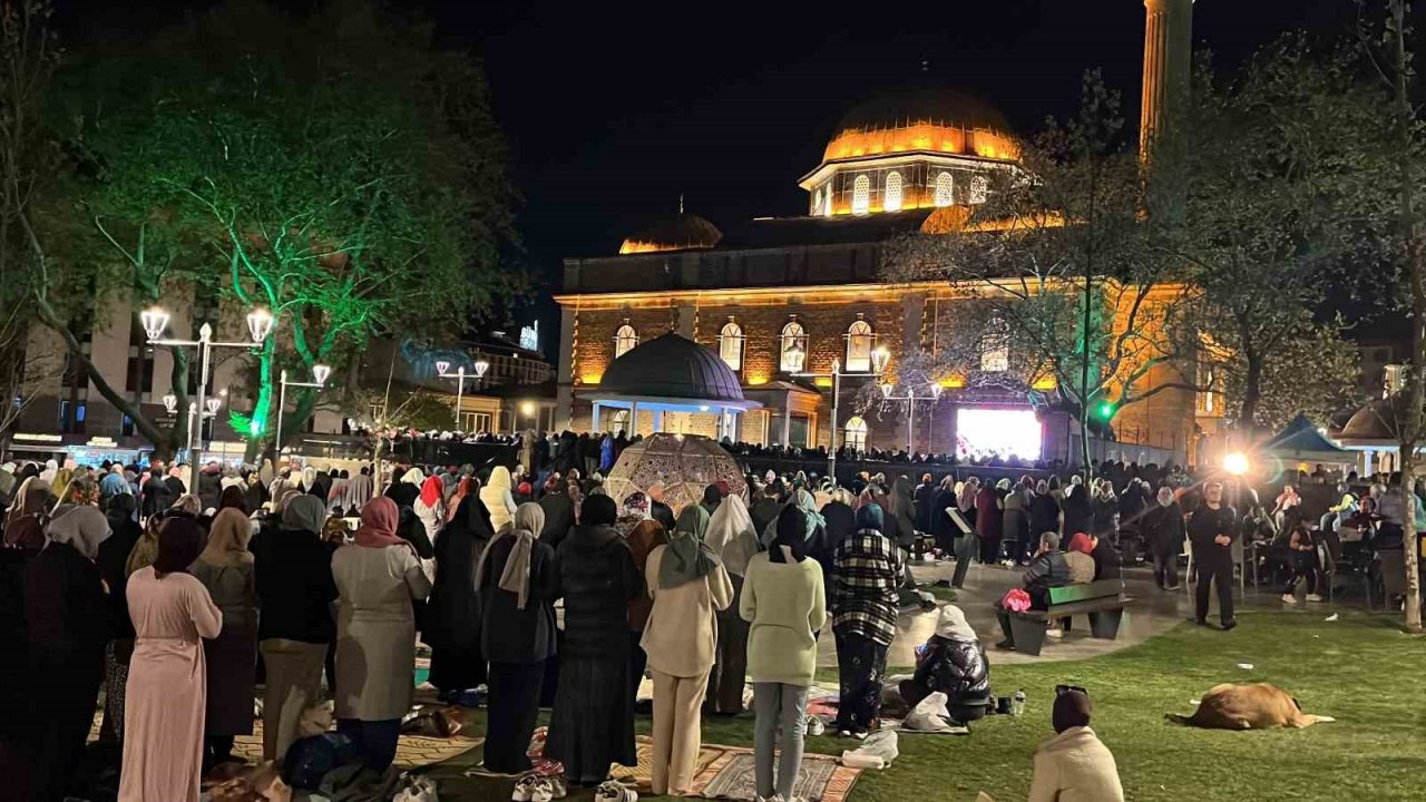 Kadir Gecesi’nde Balıkesir’de camiler doldu taştı