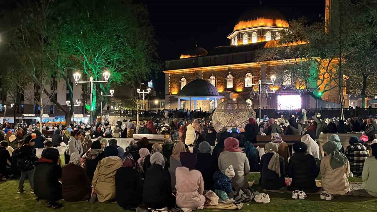 Kadir Gecesi’nde Balıkesir’de camiler doldu taştı