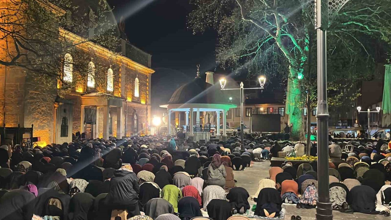 Kadir Gecesi’nde Balıkesir’de camiler doldu taştı