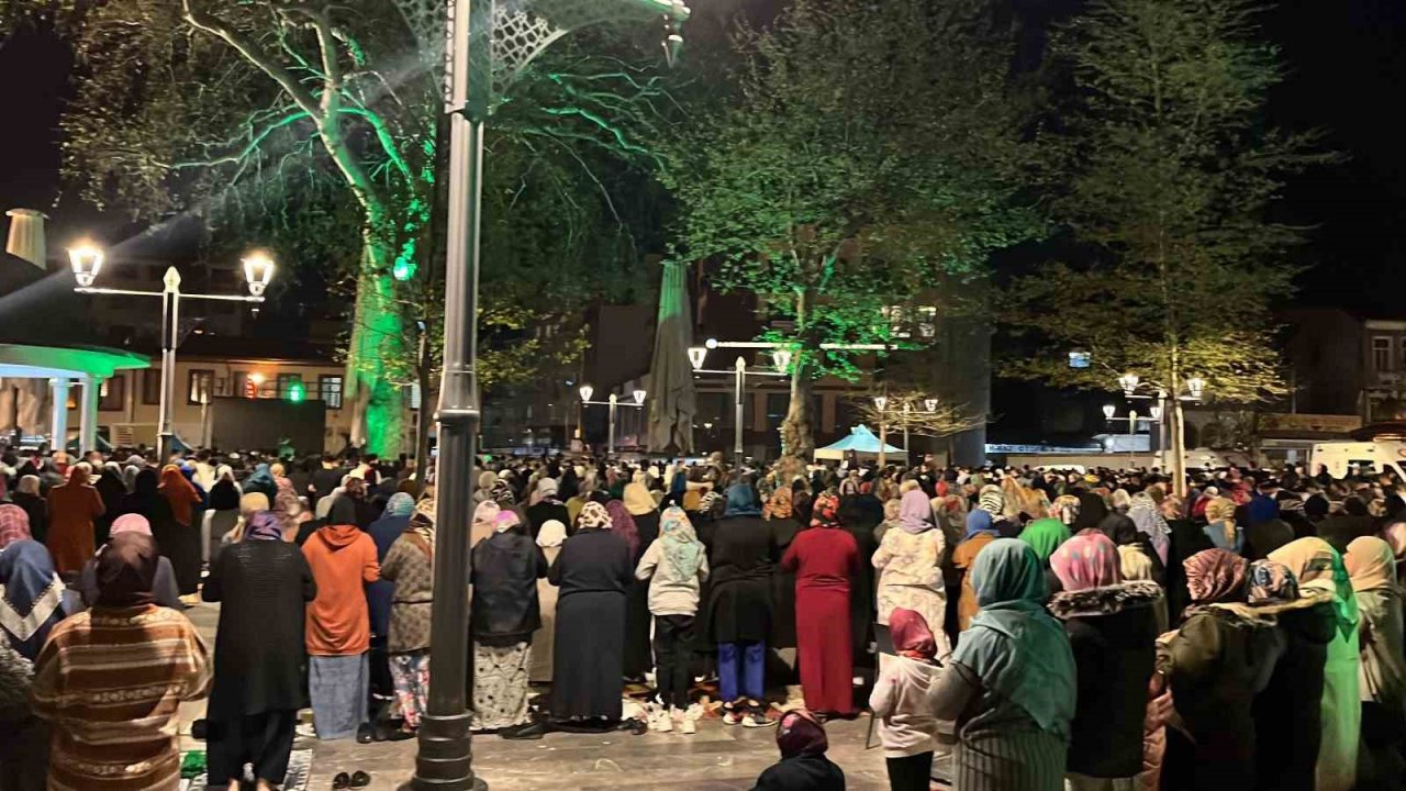 Kadir Gecesi’nde Balıkesir’de camiler doldu taştı