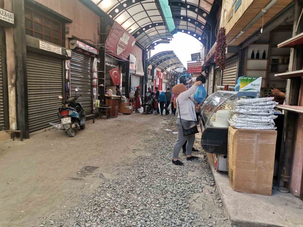 Hatay’da enkazların gölgesinde bayram hazırlığı