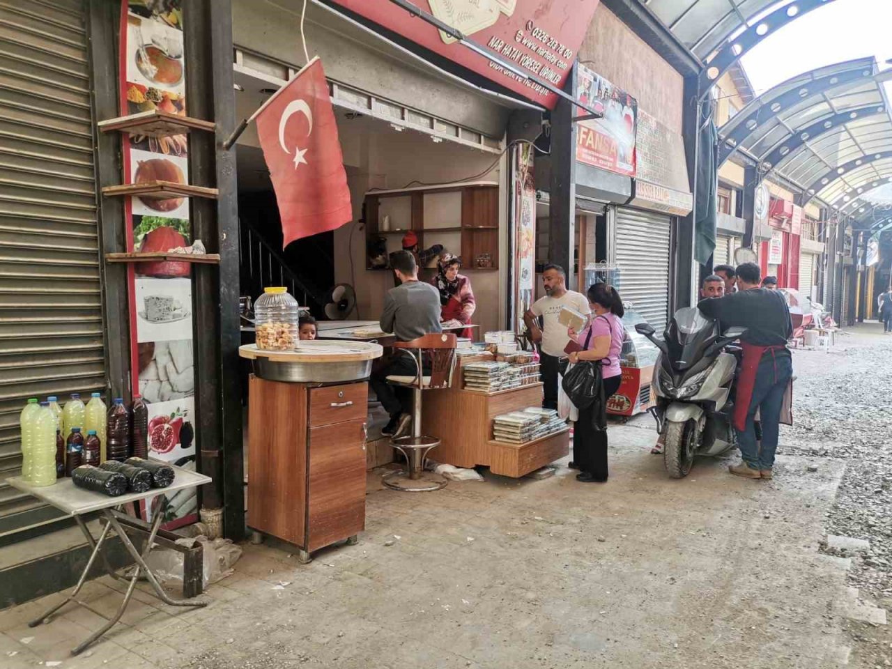 Hatay’da enkazların gölgesinde bayram hazırlığı