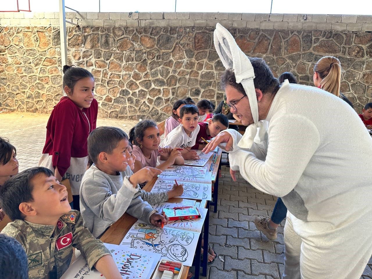 Deprem bölgesindeki çocuklar için "Umudu Taşıyoruz"