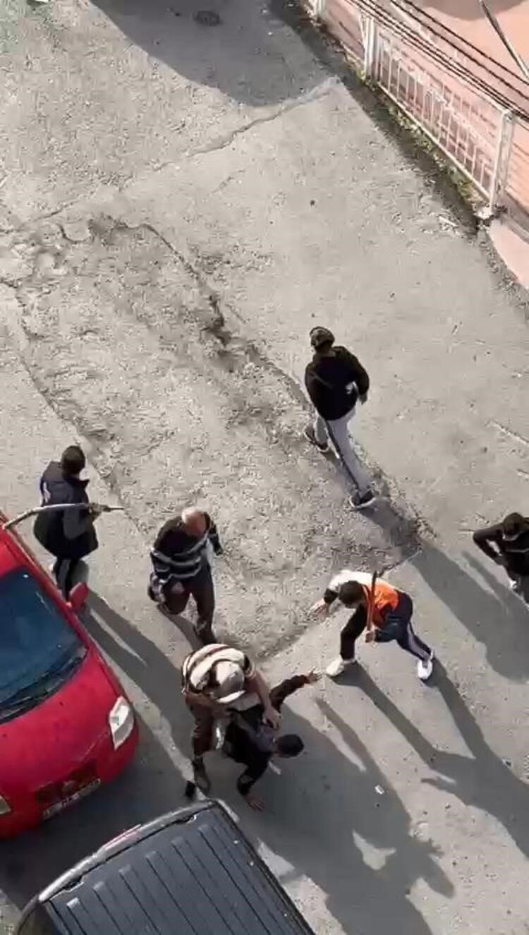 Gaziosmanpaşa’da sopalı ‘nişan atma’ kavgası kamerada