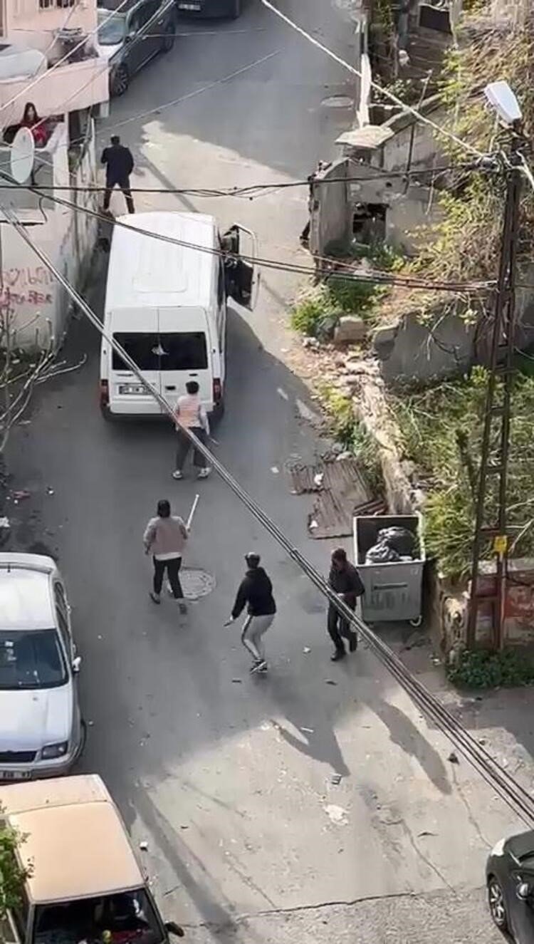 Gaziosmanpaşa’da sopalı ‘nişan atma’ kavgası kamerada