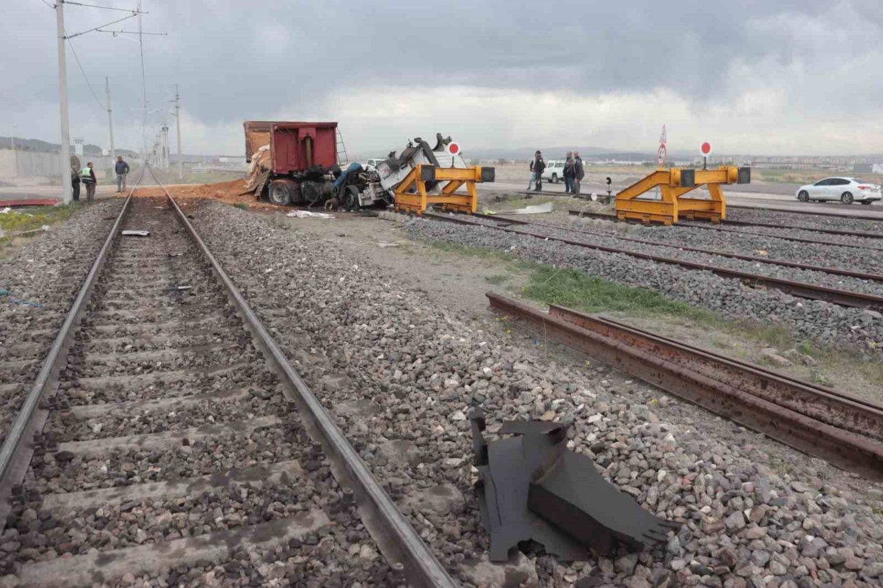 Lokomotifin çarptığı tır hurdaya döndü: 1 yaralı