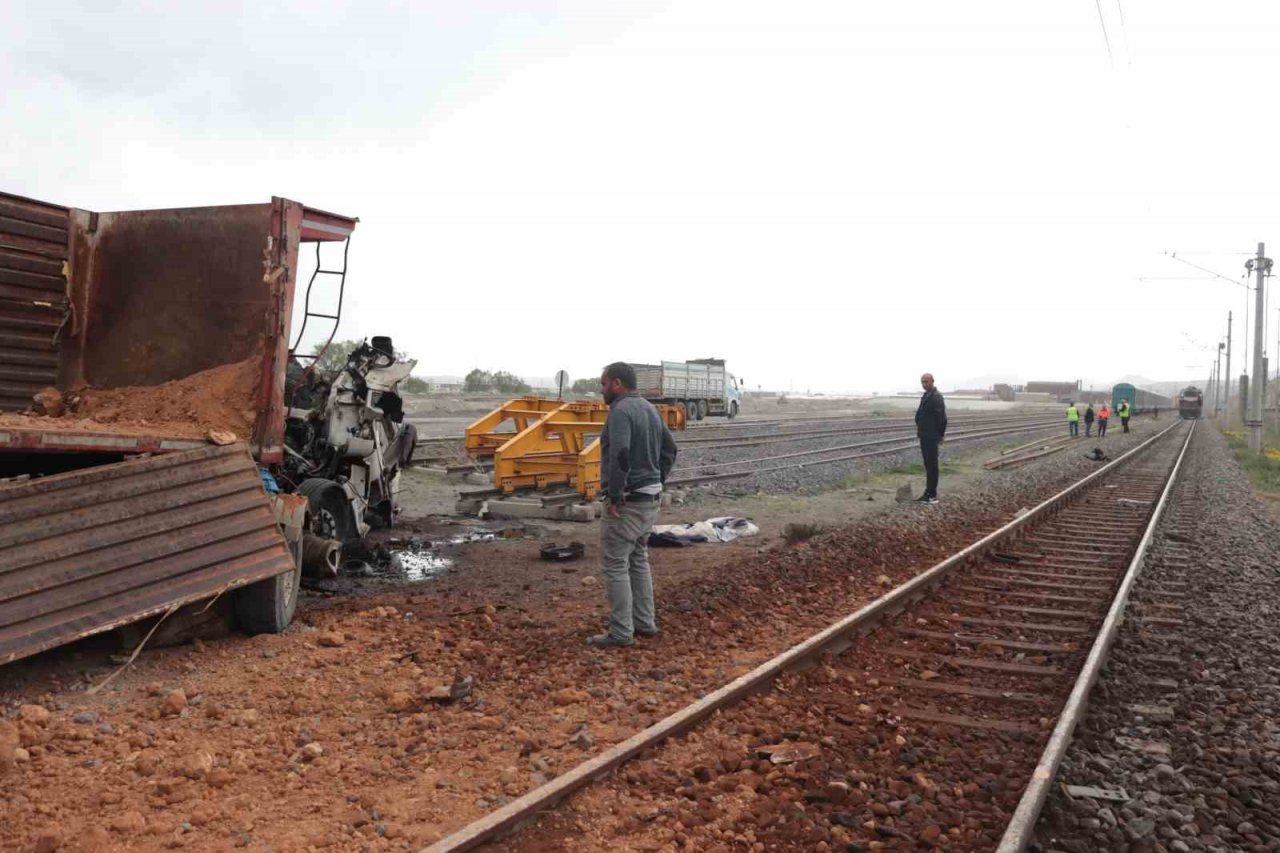 Lokomotifin çarptığı tır hurdaya döndü: 1 yaralı