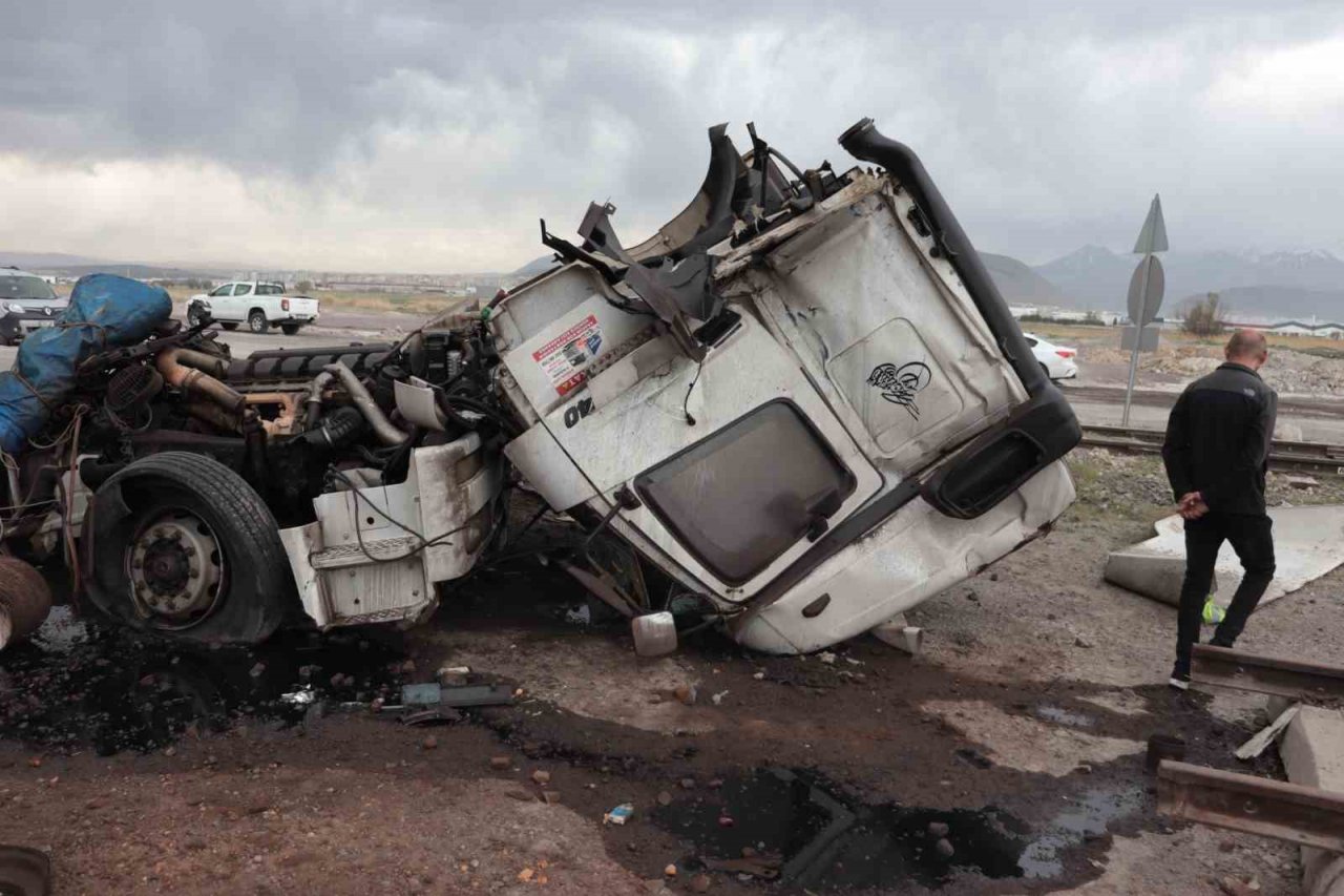 Lokomotifin çarptığı tır hurdaya döndü: 1 yaralı