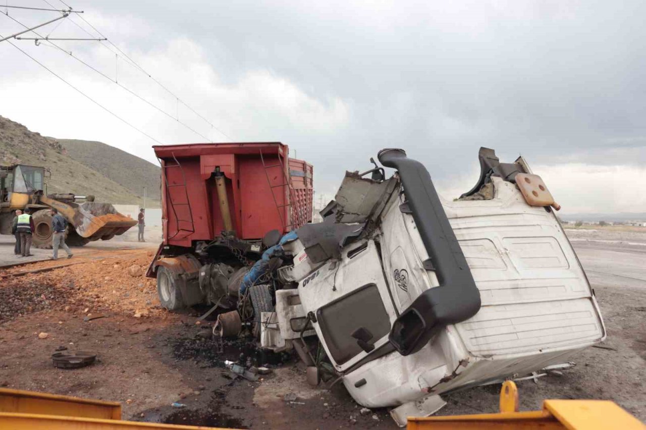 Lokomotifin çarptığı tır hurdaya döndü: 1 yaralı