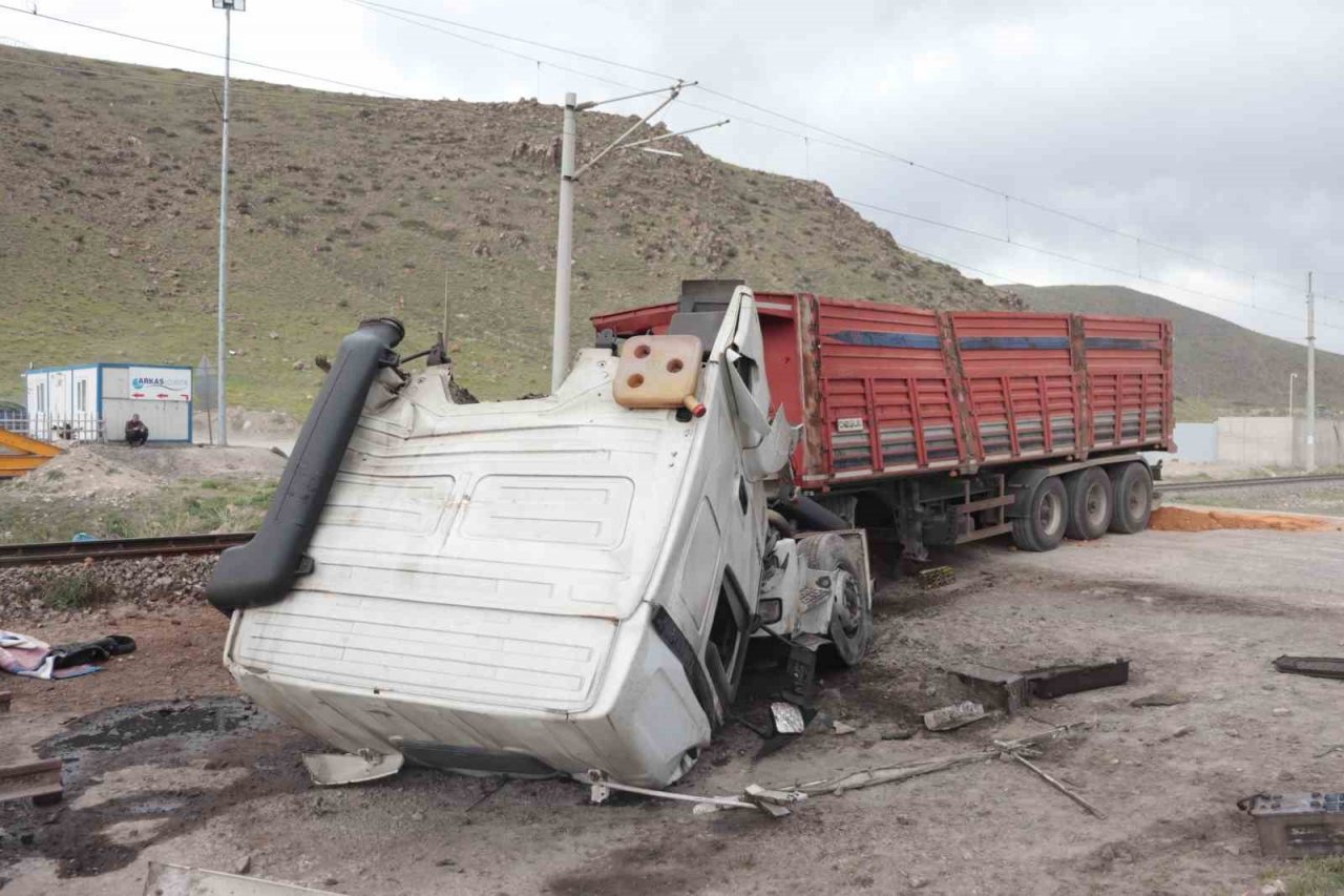 Lokomotifin çarptığı tır hurdaya döndü: 1 yaralı