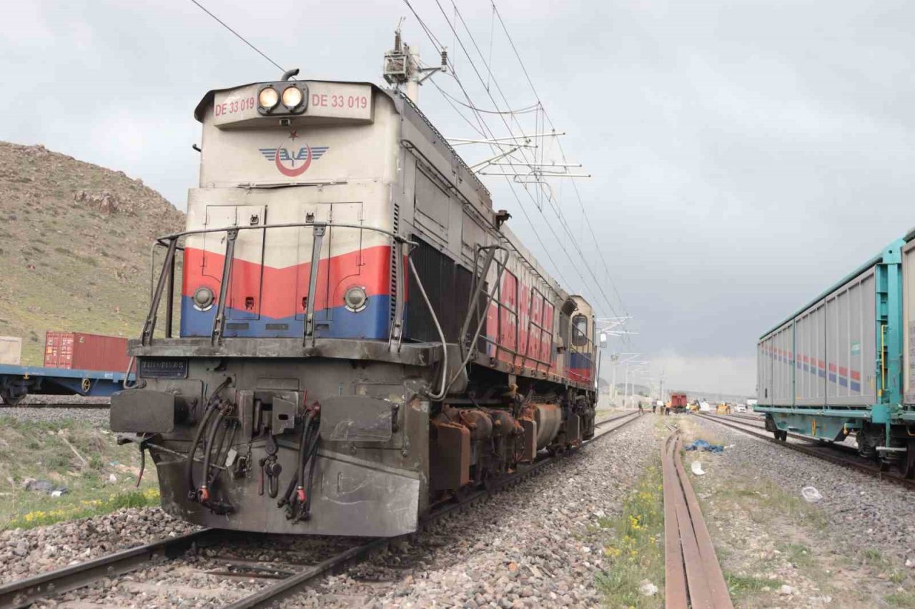 Lokomotifin çarptığı tır hurdaya döndü: 1 yaralı