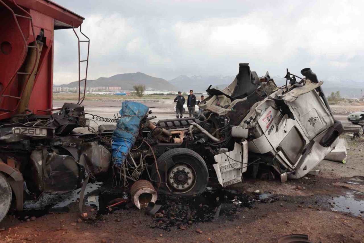 Lokomotifin çarptığı tır hurdaya döndü: 1 yaralı