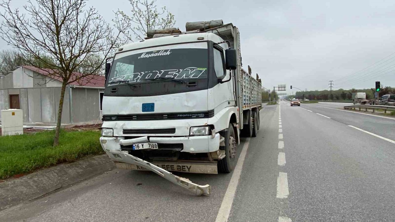Kamyon kırmızı ışıkta duran araca çarptı: 2 yaralı