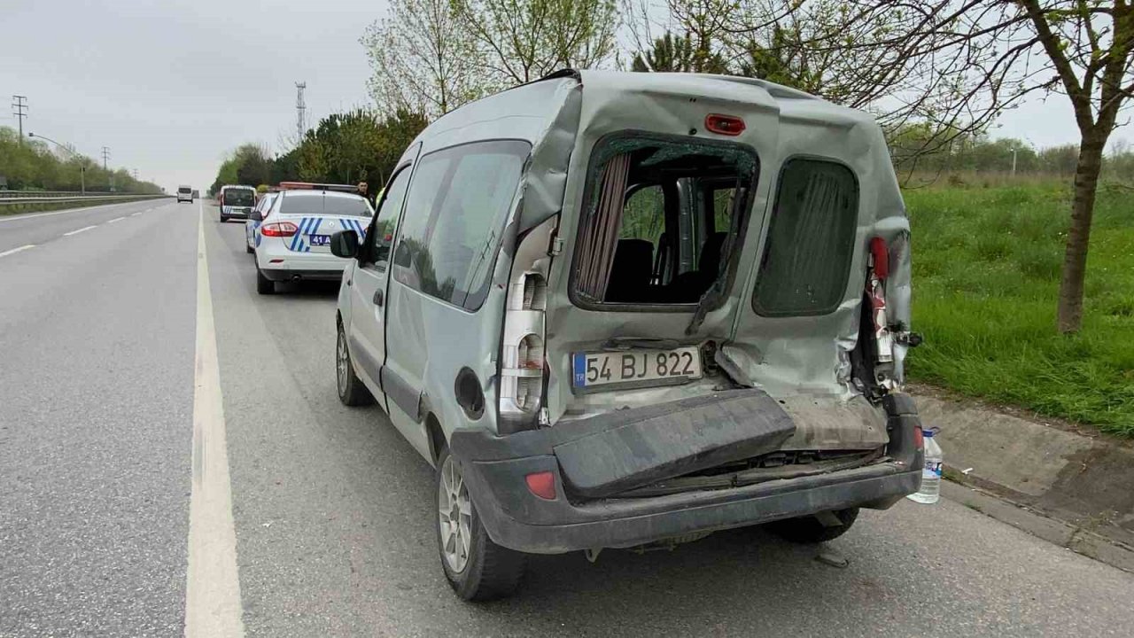 Kamyon kırmızı ışıkta duran araca çarptı: 2 yaralı