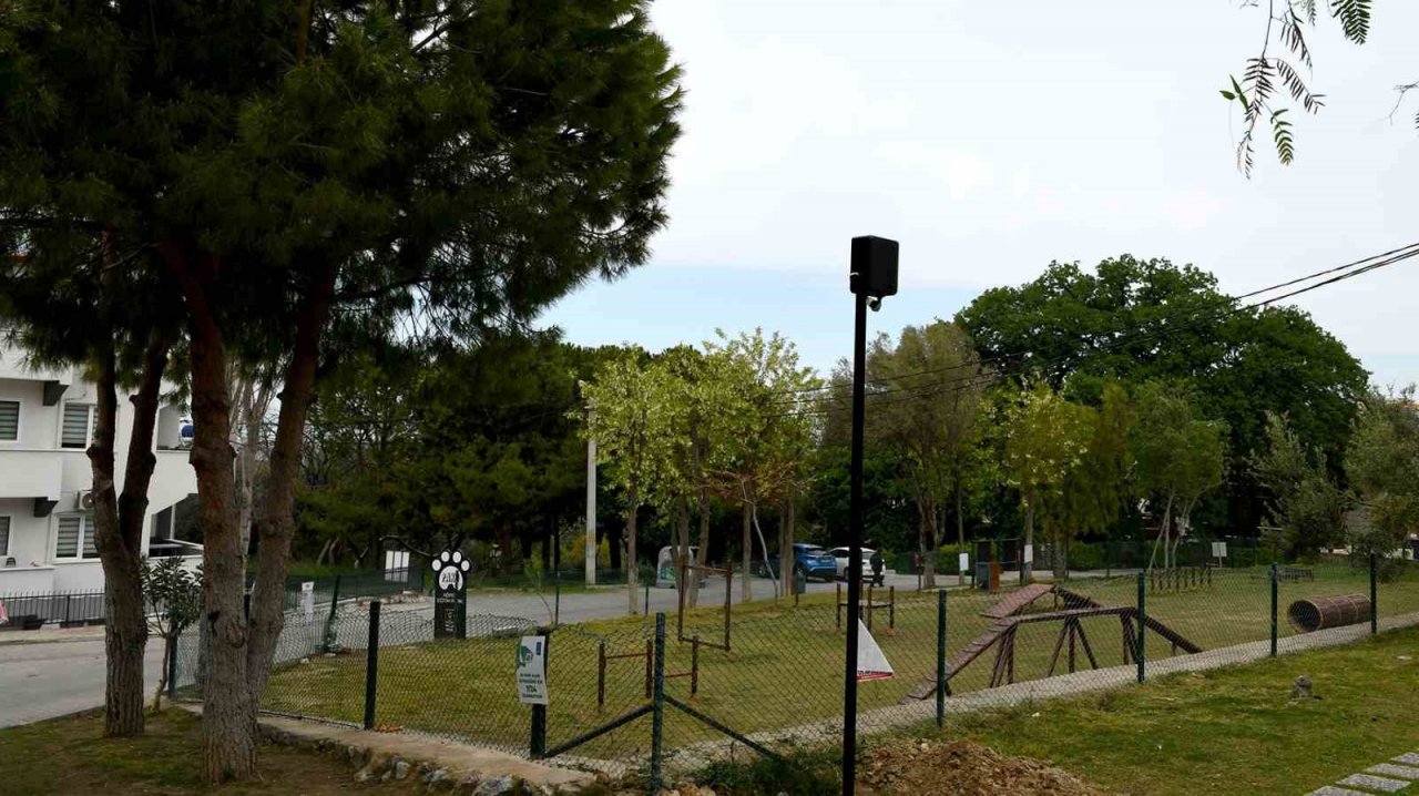 Kuşadası’nda çocuk parkları güvenli hale getiriliyor