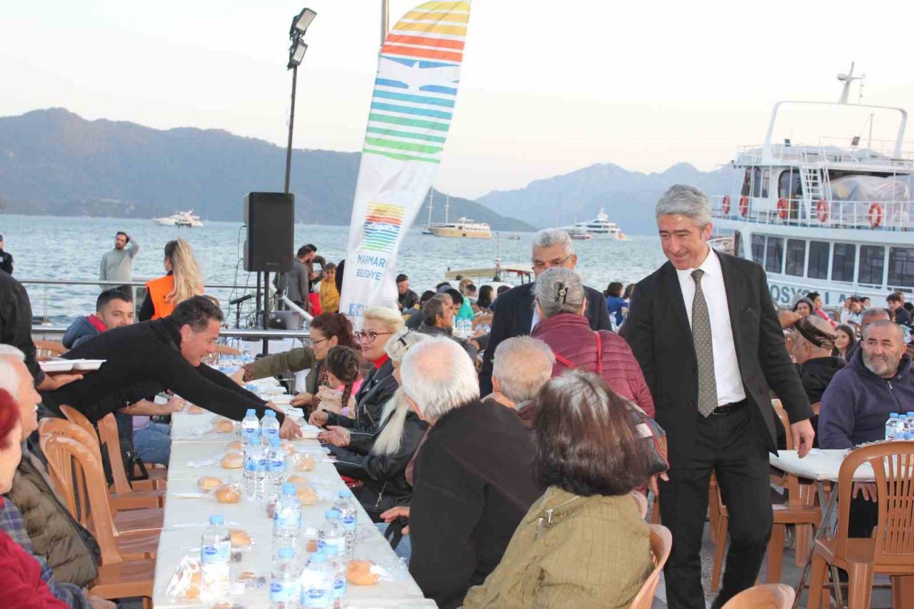 Marmarisliler iftarda Atatürk Meydanı’nda buluştu