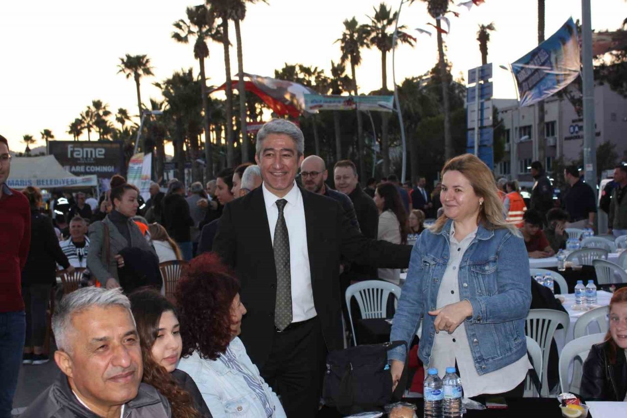 Marmarisliler iftarda Atatürk Meydanı’nda buluştu