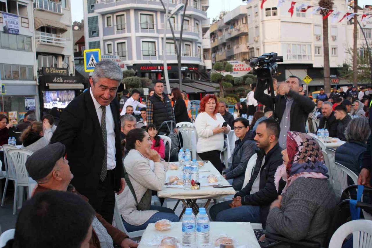 Marmarisliler iftarda Atatürk Meydanı’nda buluştu
