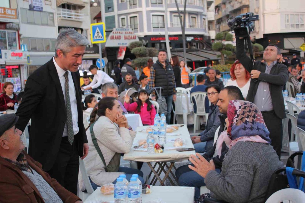 Marmarisliler iftarda Atatürk Meydanı’nda buluştu