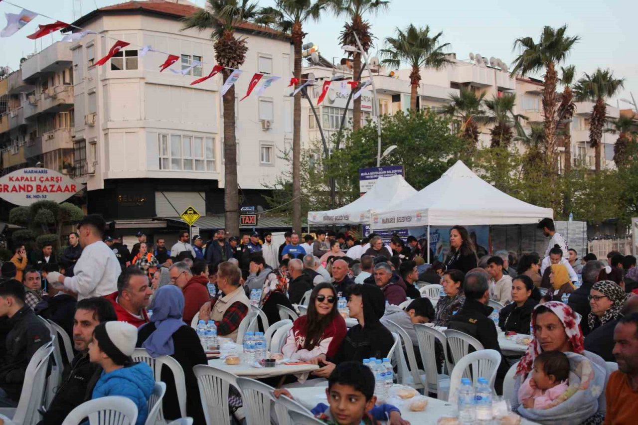 Marmarisliler iftarda Atatürk Meydanı’nda buluştu