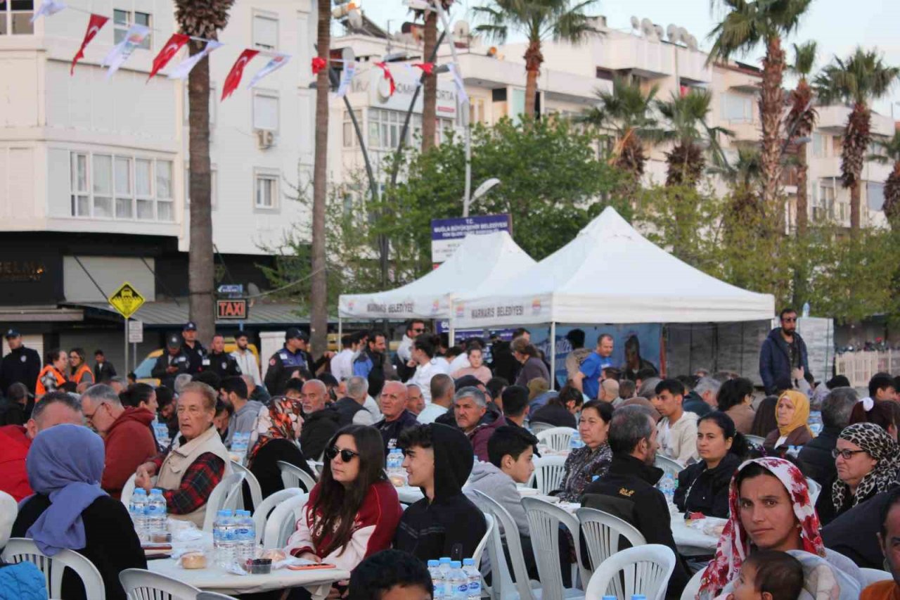 Marmarisliler iftarda Atatürk Meydanı’nda buluştu