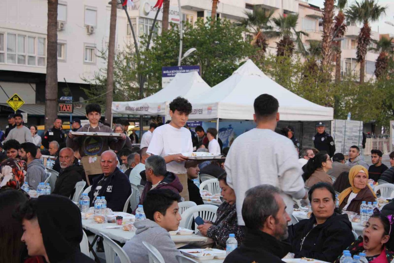 Marmarisliler iftarda Atatürk Meydanı’nda buluştu