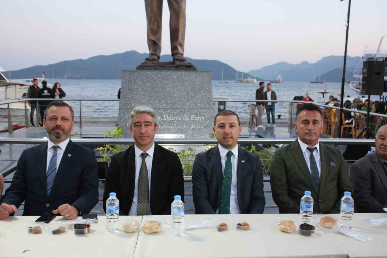 Marmarisliler iftarda Atatürk Meydanı’nda buluştu