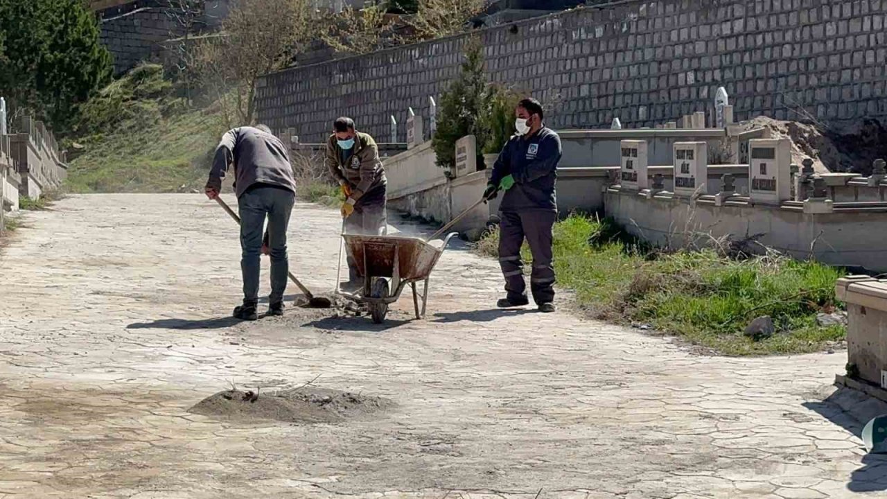 Melikgazi’de mezarlıklar bayrama hazırlanıyor