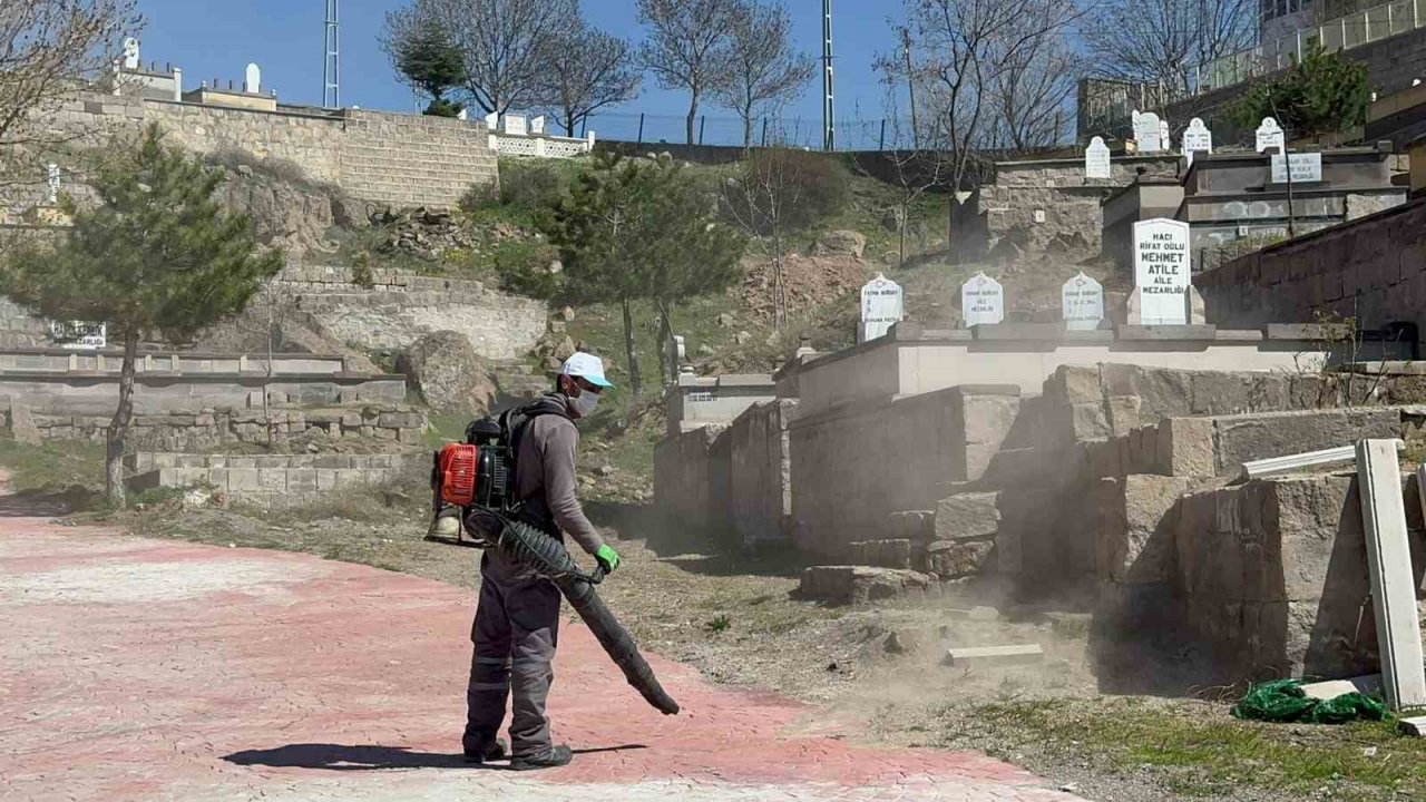 Melikgazi’de mezarlıklar bayrama hazırlanıyor
