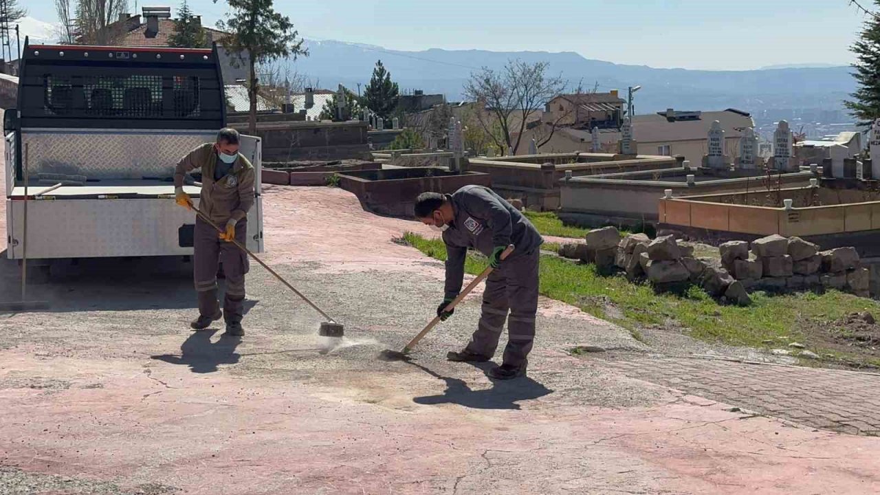 Melikgazi’de mezarlıklar bayrama hazırlanıyor